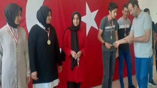 Öğrencilere karne harçlığı verildi