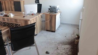 Öğretmene sinirlendi, müdüre saldırıp odayı dağıttı