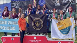 Okçuluk yarışmasında kuzenler şampiyon oldu