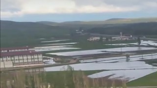 Okul bahçesi sular altında kaldı, öğrenciler birbirini sırtladı