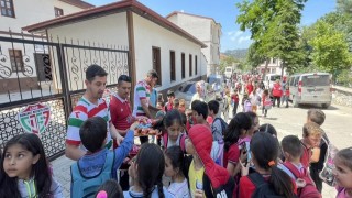 Okul çıkışı öğrencilere kek dağıttılar