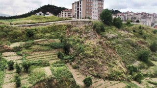Okul yakınındaki heyelan tedirgin etti