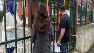 Okulun dışına çıktı, tekrar girmek isteyince 1 dakika geçtiği için sınava alınmadı