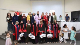 Okuma yazma öğrenen kadınların mezuniyet heyecanı