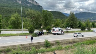 Önce direğe ardından ağaca çarpan otomobil sürücüsü yaralandı