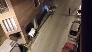 Önce evleri taşladı sonra arabalara saldırdı