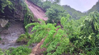 Orduda heyelan nedeniyle yol kapandı