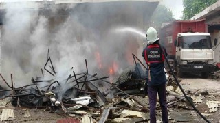 Orduda yıkımı süren işyerinde çıkan yangın paniğe neden oldu