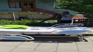 Örnek muhtar ihtiyaç sahiplerinin yanında