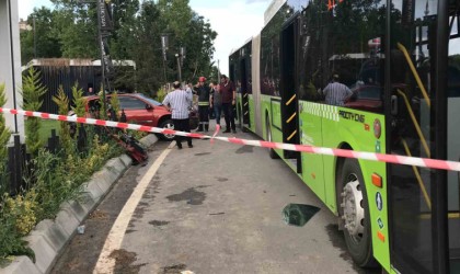 Otobüse çarpan otomobildeki aileden 3 kişi hayatını kaybetti