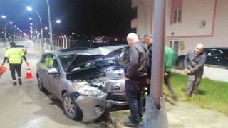 Otomobil aydınlatma direğine çarptı: 1 yaralı