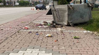 Otomobil çöp konteynerine çarptı: 1 yaralı