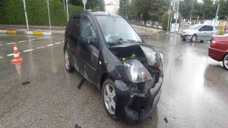 Otomobil ile hafif ticari araç çarpıştı: 1 yaralı