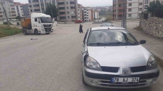 Otomobil ile kamyon çarpıştı: 1 yaralı