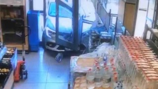 Otomobil markete daldı, o anlar saniye saniye güvenlik kamerasına yansıdı