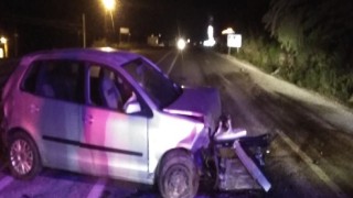 Otomobil refüje çarptı: 2 yaralı