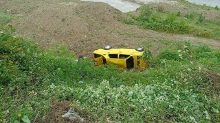 Otomobil sürücüsü nehre düşmekten son anda kurtuldu