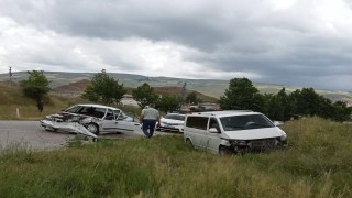 Otomobil ve minibüs çarpıştı: 3 yaralı