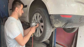 Otomobilde sıkışan yavru kedi kurtarıldı
