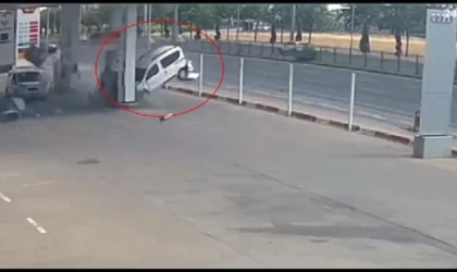 Otomobille çarpışan hafif ticari araç akaryakıt istasyonuna daldı; o anlar kamerada