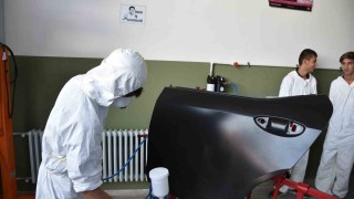 Otomotiv sektörünün ihtiyaç duyduğu kaporta ve boyacılar Denizlide yetişiyor