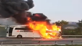 Otoyolda yolcu otobüsü yandı