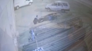 Oyalanır gibi yaptı, bakır kabloları çaldı