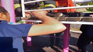 Oyun parkında ayağı ahşap arasına sıkışan çocuğu itfaiye kurtardı