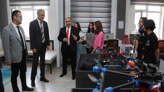 Özdemir, Öğrencilerin Karne Heyecanına Ortak Oldu