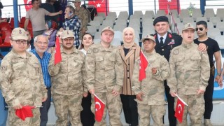 Özel çocuklar yemin törenini ön sıralardan izledi