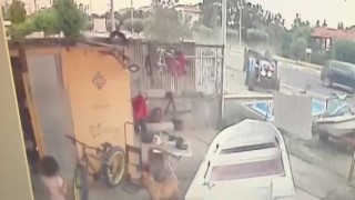 (Özel) Minik çocuk ve köpeği ölümden saniyelerle kurtuldu, o anlar güvenlik kamerasına yansıdı
