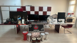 Özel öğrencilerin malzemelerini çalan hırsızlar okula taksi ile gelmiş