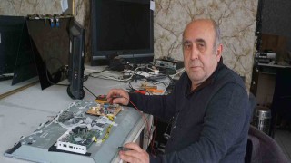 (ÖZEL) Yarım asırdır televizyon tamiri yapıyor
