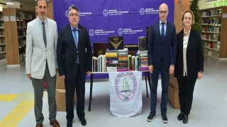 Özer, ZBEÜ kütüphanesine kitap bağışında bulundu