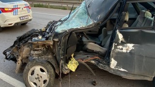 Paramparça olan otomobilden yaralı kurtuldu