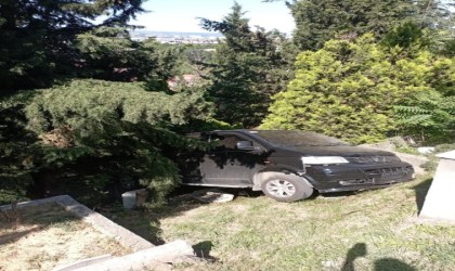 Park halinde freni boşalan araç mezarların üzerine uçtu