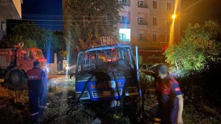 Park halindeki minibüs alev alev yandı
