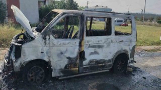 Park halindeki minibüs alev alev yandı