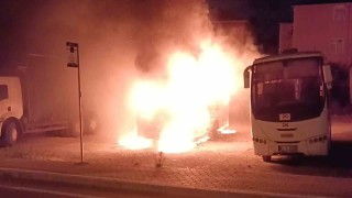 Park halindeki servis midibüsü alev topuna döndü