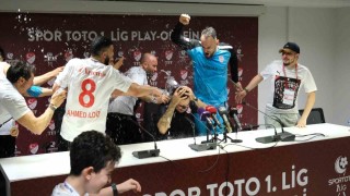 Pendikspor takımından basın toplantısında sulu kutlama