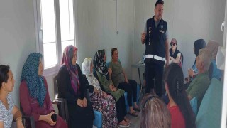 Polis, konteyner kentte vatandaşları bilgilendirdi