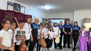 Polis kursiyerlere saz çalıp, kadınlarla çiğ köfte yaptı