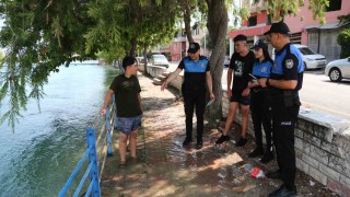 Polisler, kanalda yüzen çocukları sudan çıkartıp bilgilendirdi