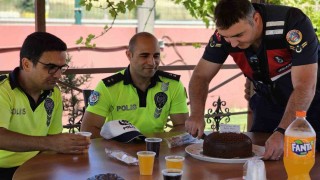 Polisten jandarmaya anonslu ve pastalı süpriz