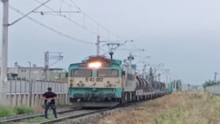 Raylara çıkıp yük treninin önü kesti, tren güçlükle durdu