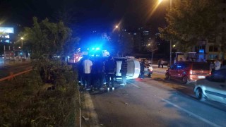 Refüje çarpan otomobil takla attı: 3 yaralı