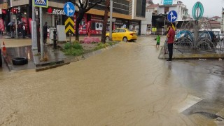 Sağanak hayatı olumsuz etkiledi: Otomobil su altında kaldı, alt geçitler göle döndü