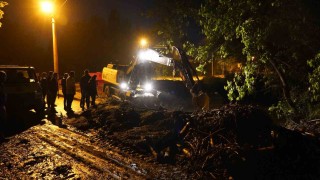 Sağanak yağış sonrası tüm belediye ekipleri sabah saatlerine kadar mesai yaptı