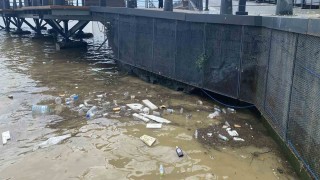 Sahil plastik atık çöplüğüne döndü