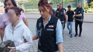 Sahte dolarla telefon satın alan sevgililer yakalandı